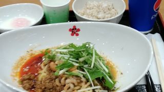 ピリ辛の汁なし担々麺をメインに扱う店、日替わりのセットもあり