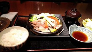 和食を主に扱う店、惣菜バイキングもあります