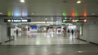 旅行者の荷物に配慮されたような駅