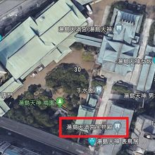 湯島天満宮の敷地内における宝物殿の位置を示す航空写真です。