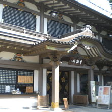 湯島天満宮の宝物殿の中央の様子です。渡り廊下で２階構造です。