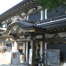 宝物殿を表鳥居側から見ています。日光東照宮の構えに似ています