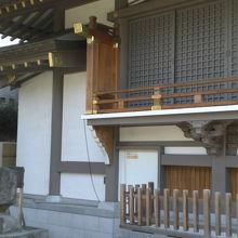 湯島天満宮の宝物殿の壁面です。黒の格子と白の壁が対照的です。