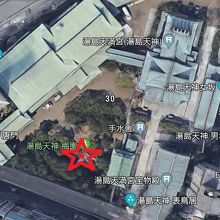 湯島天満宮の境内内における筆塚の位置を示す航空写真です。