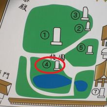 湯島天満宮の案内によると、梅園の中の４番が、泉鏡花の筆塚です