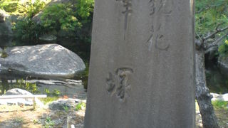 湯島天満宮の筆塚は、梅園の中の南側に置かれています。大きな岩石のようです。