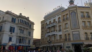 警察と地元民と観光客と