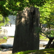 湯島天神の筆塚の背面です。梅園の緑の樹々の中にあります。
