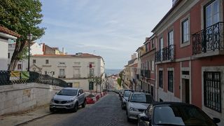 遠くにテージョ川が見える坂道