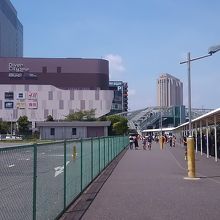 駅からずっとひさしの下を歩けます