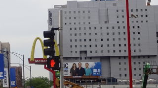 新築工事中で、看板のもみ