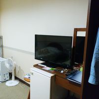 奥から暖房機、扇風機、テレビ、冷蔵庫、クローゼット