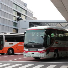 オレンジの東京空港交通と赤の京急リムジンがメイン