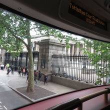 大英博物館前にバス１０番が止まるようになった