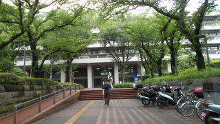 日本国民のためにある図書館です。