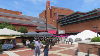 人類の至宝が見られる２階の貴重資料コーナー