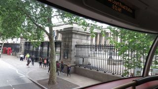 大英博物館前にバス１０番が止まるようになった