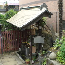 柳森神社の入口右側に、富士講関連の石碑、奥に解説板があります