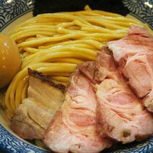 二種類のチャーシューが乗っていて贅沢なつけ麺