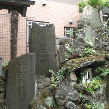 富士講関係の数々の石碑群の集合体と解説板の様子です。