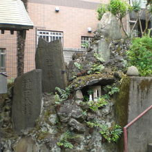 富士講関係の石碑群の集合と解説板に、柳森神社の階段が入ります