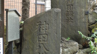 富士興関係石碑群は、神田川南側の柳森神社の境内内に、解説板とともにあります。