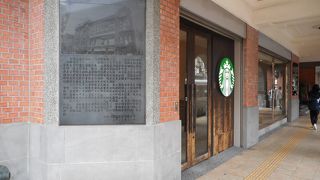 古いビルを改装した風情ある店