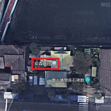 柳森神社は、神田川の南にあります。柳原通りの北側に面してます