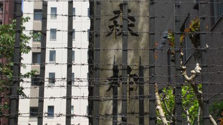 柳森神社は、神田川の南岸にある神社で、柳の森の中の神社として創建されました。