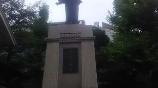 実際に足元まで行くととても大きな像で迫力がすごいです。 