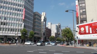 多くの古本屋さんが並んでいます。