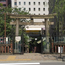 柳森神社の鳥居と入口の様子です。神社は、土手の低地にあります