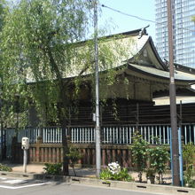 柳森神社の施設の一つむです。柳原通りの道路に面しています。