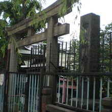 柳森神社の鳥居と標識石柱の様子です。階段で、下におります。