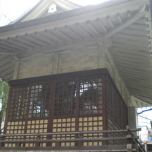 柳森神社の御社を下方から見ています。全体的に低地にあります。