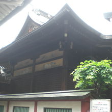 柳森神社は、低地に建てられていますので、見上げる形が主です。