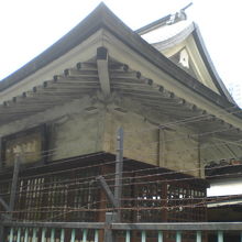 柳森神社の建物２階部分は、柳原通りとほぼ同じ高さになります。