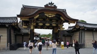 日光東照宮思わせる鮮やかな門