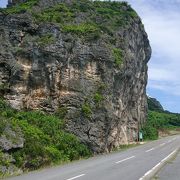 大きな石灰岩の岩