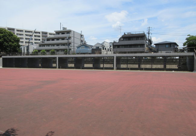 多目的広場と児童遊園があります