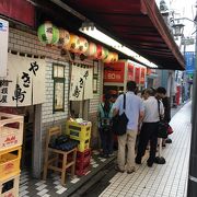 路地で焼きたて串にかぶりつく