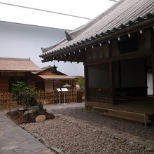 屋内に日本家屋、茶室が造られていました