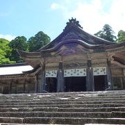 石畳の参道を登って参拝