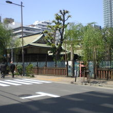 柳森神社は、神田川の南にありますが、柳原通りに面しています。