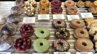 平日は陳列も綺麗で見やすい。