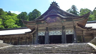 石畳の参道を登って参拝