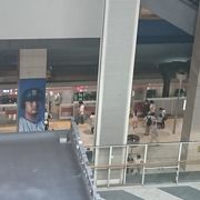 吹き抜け構造の駅