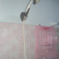 シャワーの湯温は自由に調節でき、快適にシャワーを楽しめます。