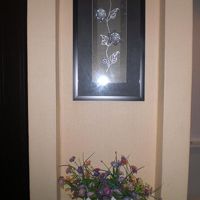 客室内には、きれいな花が飾られ、壁には額が掲げられています。