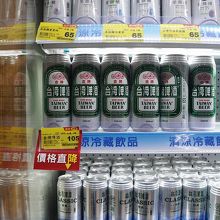 台湾ビール。空港はもちろん、コンビニで買うより安い